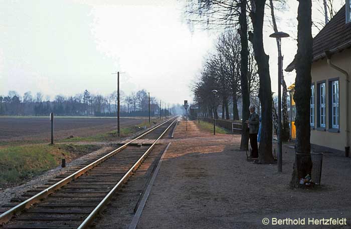 http://eisenbahn-nord.de/dbbilder/ablagewebalben/OHE/images/2_227_16.04.76.jpg