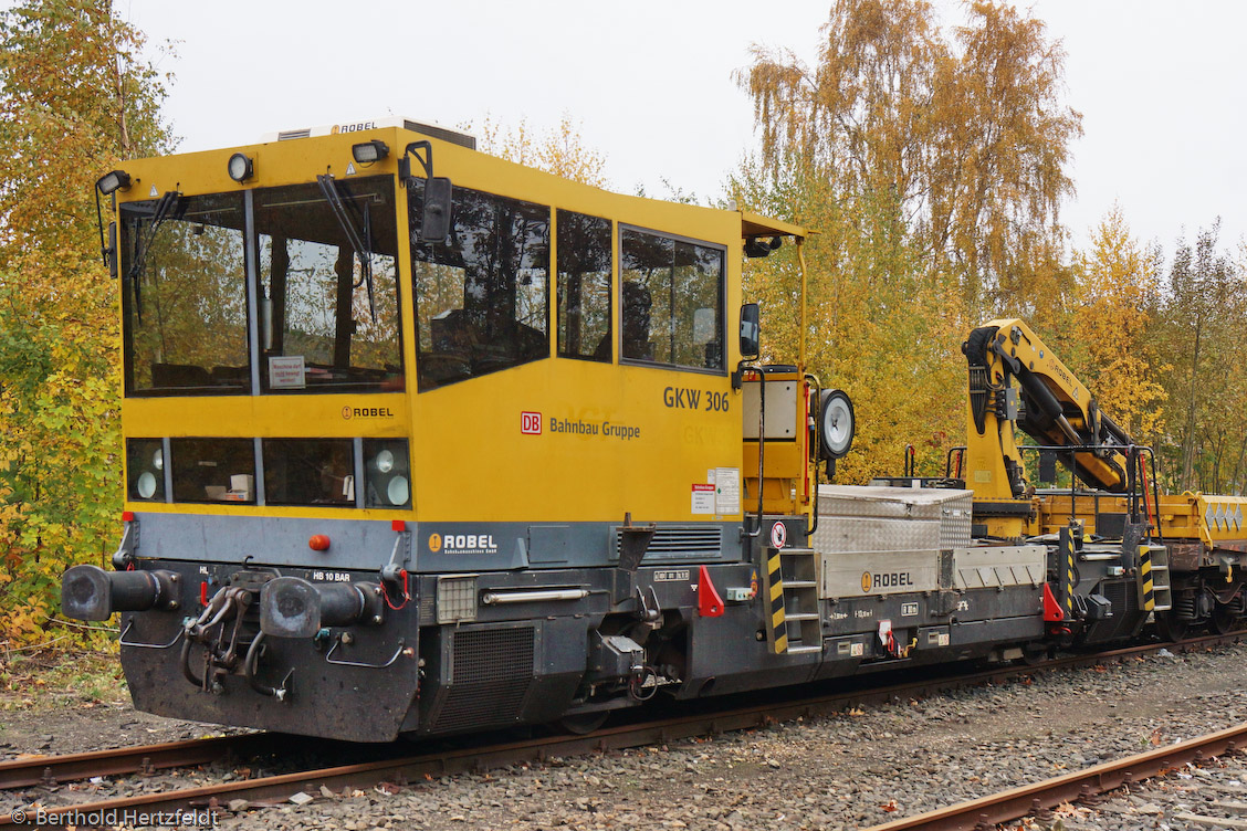 01.11.2018: In AN pausiert das Gleisarbeitsfahrzeug BAMOWAG 54.22 mit der NVR.-Nr. 97 17 56 025 17-9 der Bahnbaugruppe.