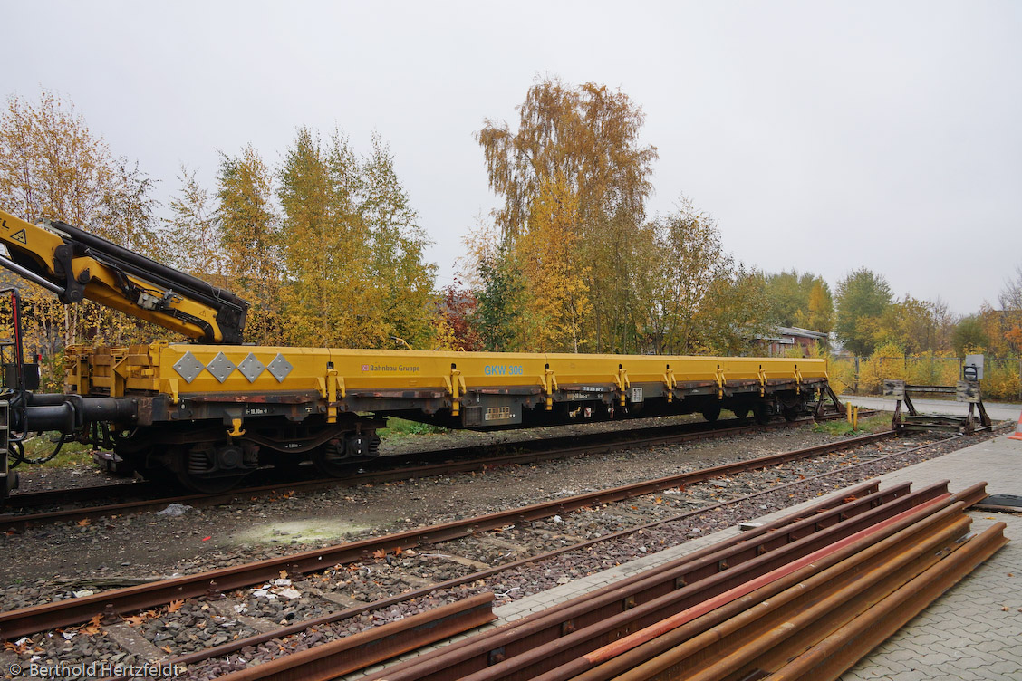 01.11.2018: In AN pausiert das Gleisarbeitsfahrzeug BAMOWAG 54.22 mit der NVR.-Nr. 97 17 56 025 17-9 der Bahnbaugruppe.