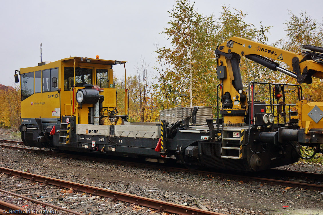 01.11.2018: In AN pausiert das Gleisarbeitsfahrzeug BAMOWAG 54.22 mit der NVR.-Nr. 97 17 56 025 17-9 der Bahnbaugruppe.